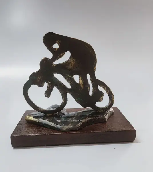 Foto de um(a) Escultura O Ciclista em Resina e Imbuia, Década de 1980, da categoria de Escultura. O ciclista: escultura em resina com pátina bronze envelhecido, base em imbuia. Década de 1980 não apresenta registro do... Mostrado de uma perspectiva diferente. Vendido no marketplace Trésors.