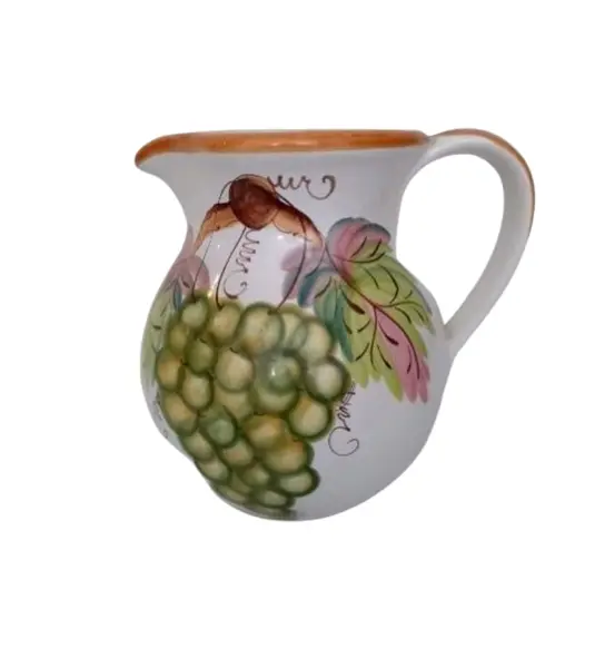 Foto de um(a) Jarra em Porcelana Italiana, Déc. 1980, da categoria de Garrafas, potes e jarros. Jarra em porcelana italiana policromada, motivo uvas, década de 1980. A: 21cm / D: 15cm Peso: 1150g. Vendido no marketplace Trésors.