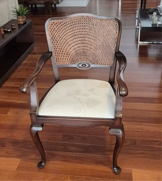 Foto de um(a) Mesa de centro e cadeiras/poltronas, da categoria de Conjunto de mesas e cadeiras. Conjunto de mesinha de centro e cadeiras no estilo Chippendale. O estilo Chippendale é um estilo de mobiliário inglês do... Mostrado de uma perspectiva diferente. Vendido no marketplace Trésors.