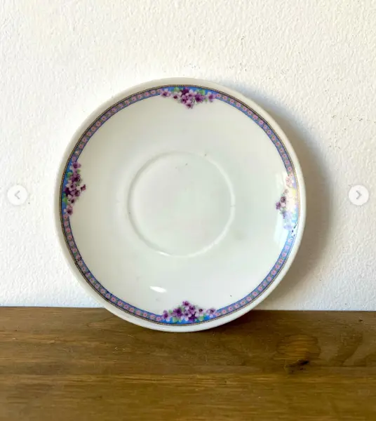 Foto de um(a) Dupla de xícaras, da categoria de Xícaras. Dupla de xícaras em porcelana. D.F. Checoslováquia. *Um pires contém marcas do tempo 6,5cm de altura, 6cm de diâm, pires:... Mostrado de uma perspectiva diferente. Vendido no marketplace Trésors.