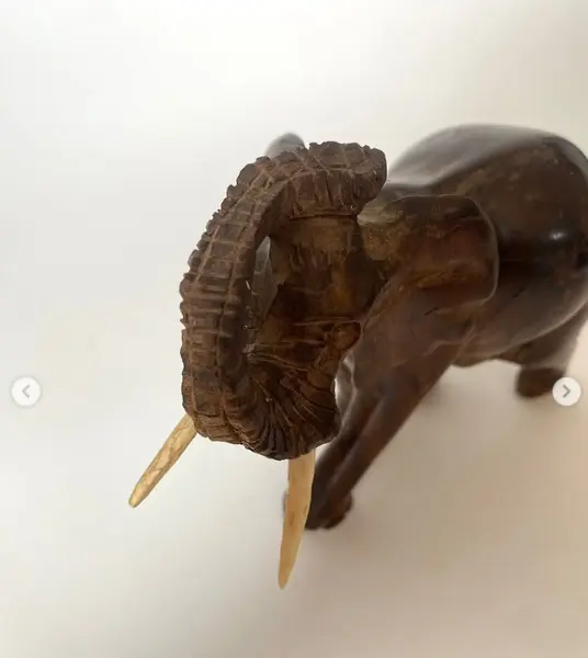 Foto de um(a) Elefante decorativo em madeira, da categoria de Escultura. Elefante decorativo esculpido em madeira. *Contém avaria em uma das orelhas, como mostra a foto. Mede: 17 x 15cm. Mostrado de uma perspectiva diferente. Vendido no marketplace Trésors.