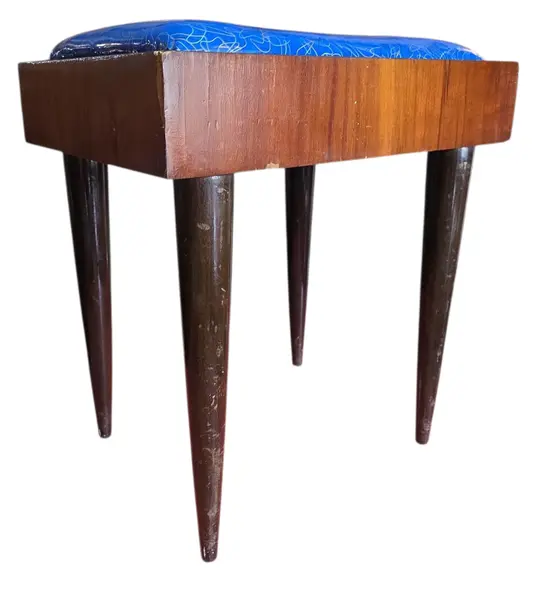 Foto de um(a) Banqueta Pé Palito Anos 50, da categoria de Banquetas. Reviva a era de ouro do design com esta banqueta icônica dos anos 50! Com os clássicos pés palito cônicos e um tampo de... Mostrado de uma perspectiva diferente. Vendido no marketplace Trésors.