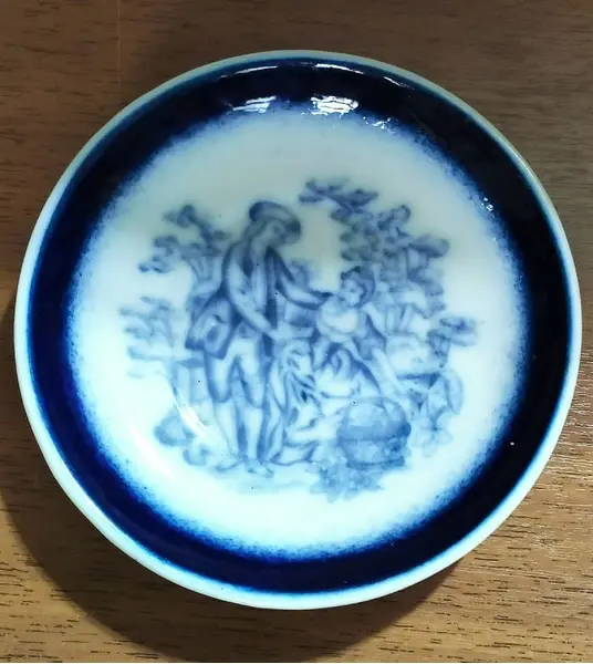 Foto de um(a) Conjunto Monte Sião anos 70, da categoria de Xícaras. Xícara em porcelana com cena galante na cor azul cobalto dos anos de 1970. Porcelana monte sião minas gerais A da xícara: 8... Mostrado de uma perspectiva diferente. Vendido no marketplace Trésors.