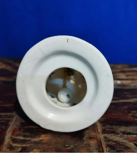 Foto de um(a) Sino Natalina, Porcelana e Madeira, Década de 2000, da categoria de Outros objetos decorativos. Sineta natalina de mesa em porcelana branca com estrelas e cristais de água esculpidos e recortados, cabo em madeira e... Mostrado de uma perspectiva diferente. Vendido no marketplace Trésors.