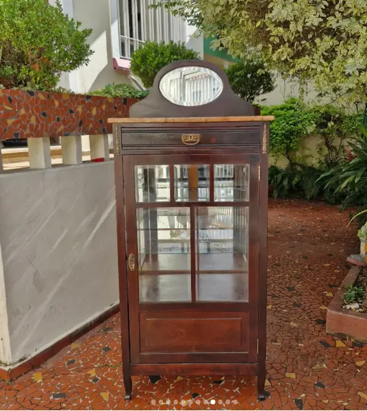 Foto de um(a) ​Belissima e antiga cristaleira vitrine em madeira nobre ao estilo Art Nouveau, da categoria de Cristaleiras. Belíssima e antiga cristaleira vitrine em madeira nobre, comumente associada ao estilo Art Nouveau ou mobiliário clássico... Mostrado de uma perspectiva diferente. Vendido no marketplace Trésors.