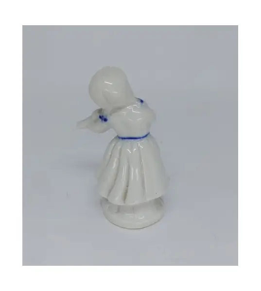 Foto de um(a) Menina violistana - pequena escultura em porcelana azul e branca, da categoria de Escultura. Pequena escultura em porcelana azul e branca, retratando menina violinista de vestido. Mede C: 6cm L: 6cm A: 10cm. Mostrado de uma perspectiva diferente. Vendido no marketplace Trésors.