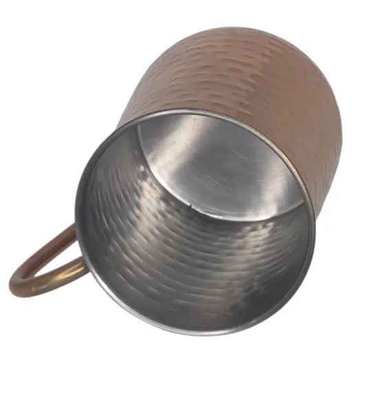 Foto de um(a) Caneca Moscow Mule Threshold - Aço Inox com Acabamento Cobre Martelado, da categoria de Canecas. Desfrute de seus drinks com estilo e a temperatura ideal. Esta caneca da marca Threshold é o acessório indispensável para... Mostrado de uma perspectiva diferente. Vendido no marketplace Trésors.