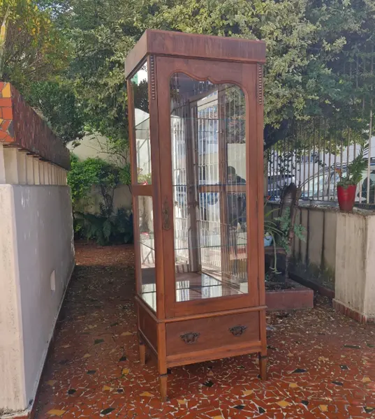 Foto de um(a) ​Cristaleira antiga design torre, da categoria de Cristaleiras. Cristaleira antiga , móvel clássico projetado para exibir louças delicadas, cristais e coleções. Esse móvel em destaque... Mostrado de uma perspectiva diferente. Vendido no marketplace Trésors.