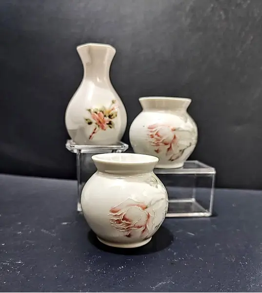 Foto de um(a) Combo Três Vasinhos em Porcelana, Década de 1980, da categoria de Vasos. Combo com três vasos em porcelana policromada com motivo floral. A: 7,4 cm e 5,3 cm Diâmetro: 4,7 cm e 5,4 cm Peso total:... Mostrado de uma perspectiva diferente. Vendido no marketplace Trésors.