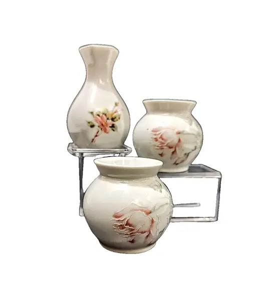 Foto de um(a) Combo Três Vasinhos em Porcelana, Década de 1980, da categoria de Vasos. Combo com três vasos em porcelana policromada com motivo floral. A: 7,4 cm e 5,3 cm Diâmetro: 4,7 cm e 5,4 cm Peso total:... Vendido no marketplace Trésors.