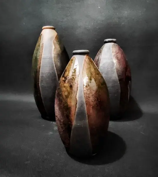 Foto de um(a) Garrafas em Terracota Esmaltada, Década de 1990, da categoria de Garrafas, potes e jarros. Combo de garrafas em terracota com queima de alta temperatura e manchas esmaltadas, tornando-as exclusivas, década de 1990 ... Mostrado de uma perspectiva diferente. Vendido no marketplace Trésors.