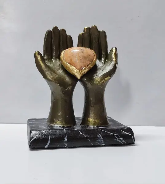 Foto de um(a) Escultura em Terracota, Peça Única, Década de 1990, da categoria de Escultura. Escultura em terracota com pátina bronze, coração em mármore e borda com folha de ouro, base em madeira marmorizada. Peça... Mostrado de uma perspectiva diferente. Vendido no marketplace Trésors.