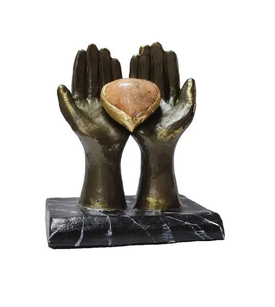 Foto de um(a) Escultura em Terracota, Peça Única, Década de 1990, da categoria de Escultura. Escultura em terracota com pátina bronze, coração em mármore e borda com folha de ouro, base em madeira marmorizada. Peça... Vendido no marketplace Trésors.