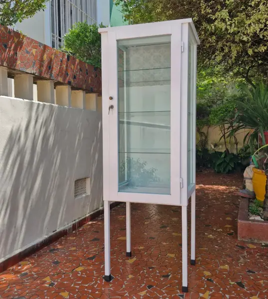 Foto de um(a) ​Armário vitrine hospitalar antigo - "farmacinha", da categoria de Armários e armazenamento. Armário vitrine hospitalar antigo, também muito conhecido popularmente como cristaleira de farmácia vintage ou... Mostrado de uma perspectiva diferente. Vendido no marketplace Trésors.