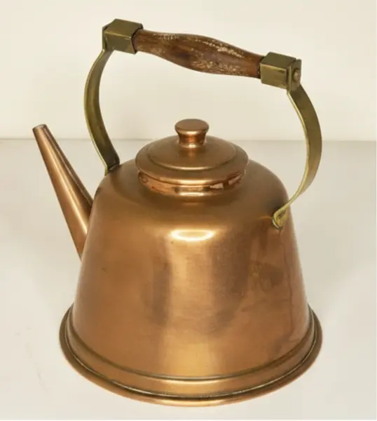 Foto de um(a) Chaleira de Cobre Antiga Com Alça de Madeira, da categoria de Panelas. Peça clássica de coleção com design atemporal, perfeita para decoração de cozinhas rústicas, espaços gourmet ou para uso em... Mostrado de uma perspectiva diferente. Vendido no marketplace Trésors.