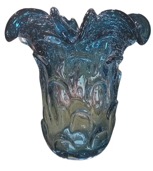 Foto de um(a) Vaso Murano: Onde o Vidro se Torna Poesia, da categoria de Cristais. Cada curva deste vaso conta uma história de fogo e sopro. Feito artesanalmente, este Murano carrega a alma da tradição... Vendido no marketplace Trésors.