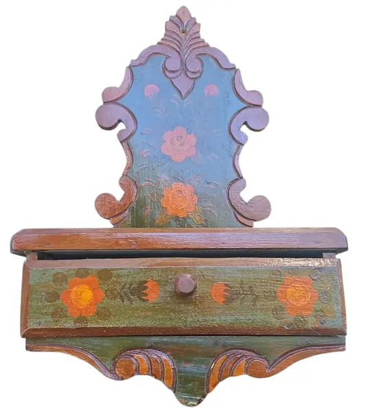 Foto de um(a) Oratório de Parede em Madeira Maciça –Pintura Floral Artesanal, da categoria de Objetos religiosos e espirituais. Este é um oratório de parede singular, que une a tradição da fé com a delicadeza da arte popular. Produzido em madeira... Mostrado de uma perspectiva diferente. Vendido no marketplace Trésors.