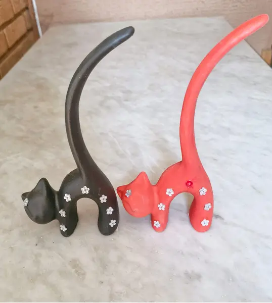 Foto de um(a) Porta-anéis representando gatos, da categoria de Porta-Jóias. Par de porta-anéis decorativos, de origem artesanal, projetados com uma silhueta alongada para que você possa encaixar seus... Mostrado de uma perspectiva diferente. Vendido no marketplace Trésors.