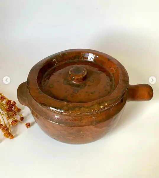 Foto de um(a) Panela de barro, da categoria de Panelas. Panela de barro. 19 cm de diâmetro e 11 cm de altura *contém um bicado na pega. Mostrado de uma perspectiva diferente. Vendido no marketplace Trésors.