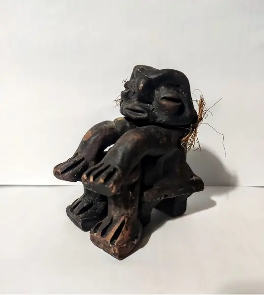 Foto de um(a) Escultura Pigmeu Anos 70, da categoria de Escultura. Escultura africana da região de camarões, conhecidos popularmente como pigmeus. Peça original em cerâmica com a cabeça... Mostrado de uma perspectiva diferente. Vendido no marketplace Trésors.