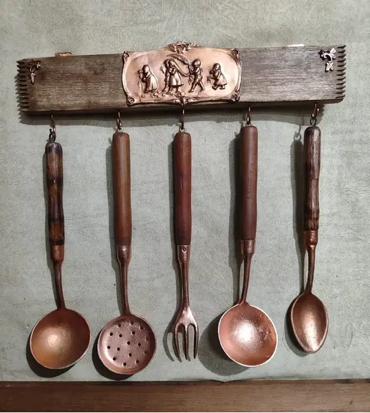 Foto de um(a) Cabideiro de Madeira de Demolição com Detalhes em Cobre, Década de 2000, da categoria de Cabideiros e porta-chapéus. Cabideiro de madeira de demolição com detalhes em cobre e cinco ganchos. Decorativo e utilitário peça única pelo designer... Mostrado de uma perspectiva diferente. Vendido no marketplace Trésors.