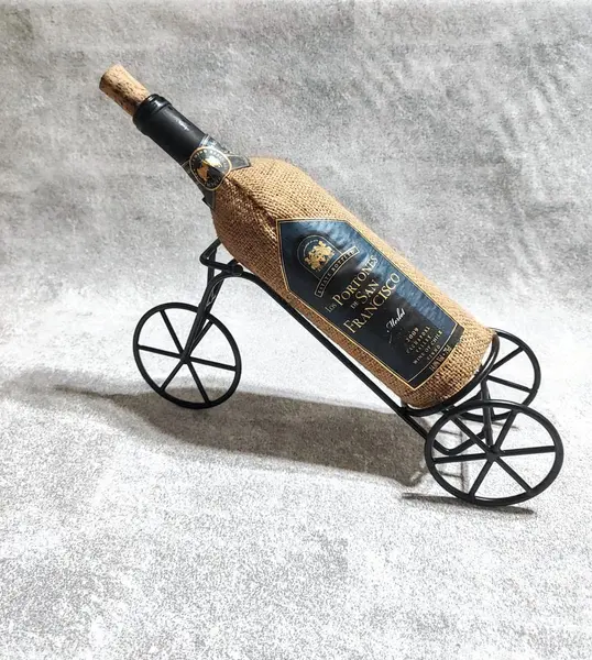 Foto de um(a) Porta Garrafa Bicicleta em Ferro, Década de 1990, da categoria de Suportes para garrafas de vinho. Porta garrafa bicicleta em ferro ebanizado, década de 1990 A: 15cm L: 10 cm P: 23 cm Peso: 390 g. Mostrado de uma perspectiva diferente. Vendido no marketplace Trésors.