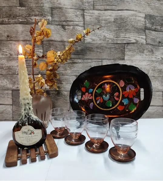 Foto de um(a) Bandeja com Porta Copos em Madeira com Policromia Floral, Década de 1940, da categoria de Bandejas. Bandeja de madeira com policromia em motivo floral e alças recortadas na madeira, acompanha 4 porta copos, também em madeira... Mostrado de uma perspectiva diferente. Vendido no marketplace Trésors.
