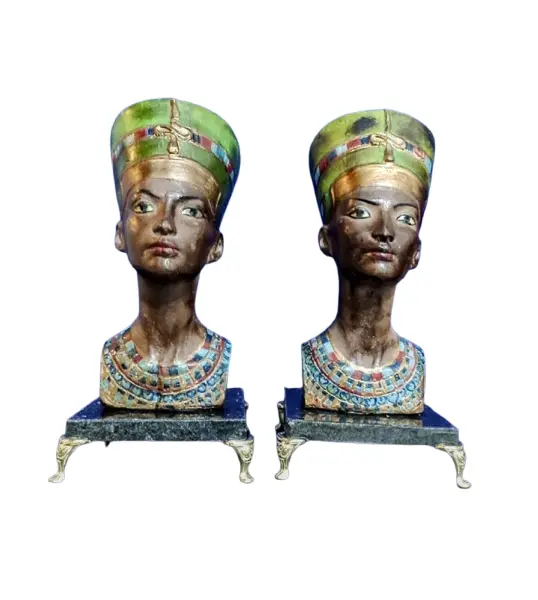 Foto de um(a) Escultura Nefertiti em resina anos 80, da categoria de Escultura. Escultura em resina policromada de Nefertiti com base em granito e pés em metal dourado, década de 1980 (a base é atual)... Vendido no marketplace Trésors.