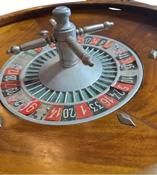 Foto de um(a) Rara Roleta de Cassino Antiga – Madeira Nobre, da categoria de Outros jogos. Exemplar magnífico de uma era de ouro dos cassinos. Esta roleta imponente em madeira nobre maciça com acabamentos em metal... Mostrado de uma perspectiva diferente. Vendido no marketplace Trésors.