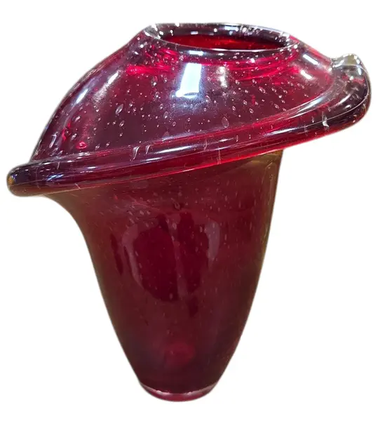 Foto de um(a) Vaso Murano Vermelho, da categoria de Vasos. Cada curva deste vaso conta uma história de fogo e sopro. Feito artesanalmente, este Murano carrega a alma da tradição... Vendido no marketplace Trésors.