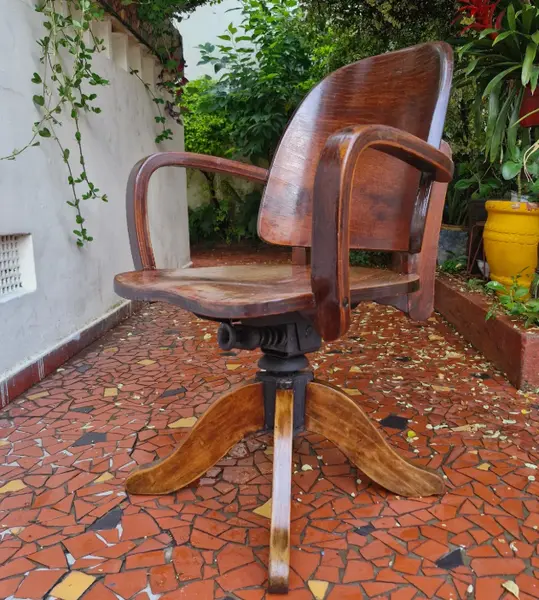 Foto de um(a) Cadeira xerife Móveis CIMO, da categoria de Cadeiras, bancos e banquetas. Esta é uma cadeira giratória vintage produzida pela renomada marca brasileira Móveis Cimo, comumente conhecida como modelo... Mostrado de uma perspectiva diferente. Vendido no marketplace Trésors.