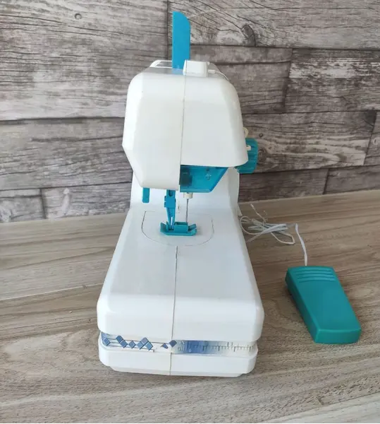 Foto de um(a) Maquina de Costura Belíssima 90'S, da categoria de Maquinas de Costura. Máquina de costura toy, década de 1990 marca: belíssima, ma machine à coudre, procedência francesa pilhas aa. A: 19,5 cm /... Mostrado de uma perspectiva diferente. Vendido no marketplace Trésors.