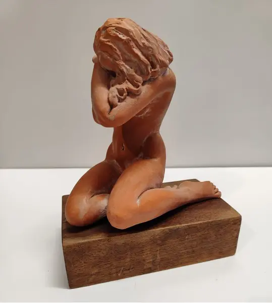 Foto de um(a) Escultura em Terracota, Artista Dante Castelani, 1995, da categoria de Escultura. Escultura em terracota tendo como tema figura feminina com base emmadeira. Artista é dante castelani datada de 1995,... Mostrado de uma perspectiva diferente. Vendido no marketplace Trésors.