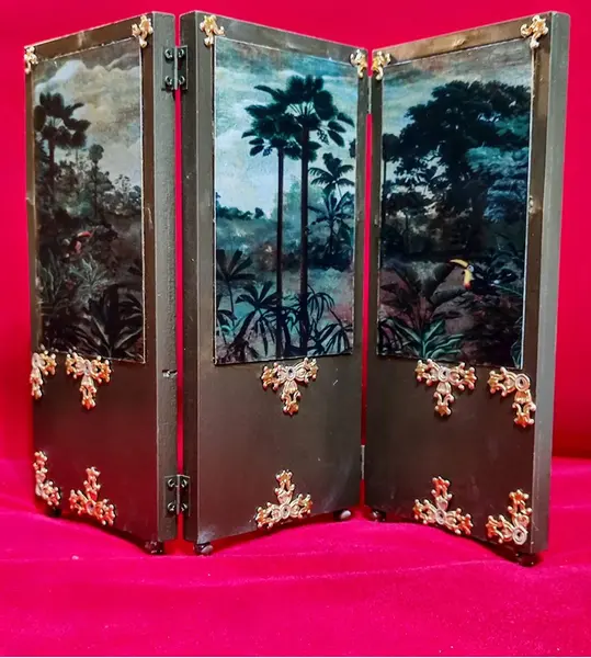 Foto de um(a) Biombo de Mesa Miniatura Renascentista, da categoria de Outros colecionáveis. Biombo de mesa (miniatura) em mdf com pátina bronze e gravuras renascentista e apliques em metal dourado em ambos os lados e... Mostrado de uma perspectiva diferente. Vendido no marketplace Trésors.