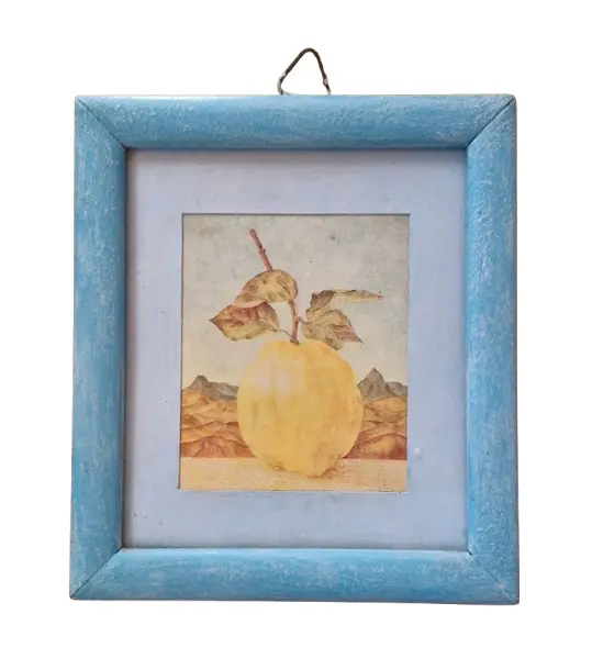 Foto de um(a) Encanto Vintage: Quadro Decorativo de Marmelo, da categoria de Gravuras. Este delicado quadro pequeno de 15x13cm traz uma charmosa ilustração clássica de um marmelo em tons suaves, emoldurada por... Vendido no marketplace Trésors.