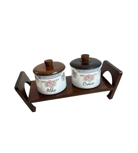 Foto de um(a) ​Porta temperos em porcelana Schmidt, da categoria de Garrafas, potes e jarros. Porta temperos em porcelana Schmidt estampada com tampa e suporte e madeira. Leves marcas do tempo e uso. Medidas totais:... Vendido no marketplace Trésors.