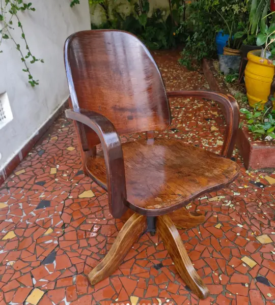 Foto de um(a) Cadeira xerife Móveis CIMO, da categoria de Cadeiras, bancos e banquetas. Esta é uma cadeira giratória vintage produzida pela renomada marca brasileira Móveis Cimo, comumente conhecida como modelo... Mostrado de uma perspectiva diferente. Vendido no marketplace Trésors.
