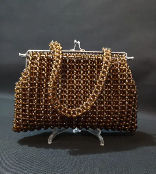 Foto de um(a) Bolsa Miçangas Âmbar Anos 60, da categoria de Bolsas. Bolsa com fecho metálico com missangão trabalhado na cor âmbar trabalhado, alça também em missangão, década de 1960. A: 15... Mostrado de uma perspectiva diferente. Vendido no marketplace Trésors.