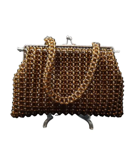 Foto de um(a) Bolsa Miçangas Âmbar Anos 60, da categoria de Bolsas. Bolsa com fecho metálico com missangão trabalhado na cor âmbar trabalhado, alça também em missangão, década de 1960. A: 15... Vendido no marketplace Trésors.