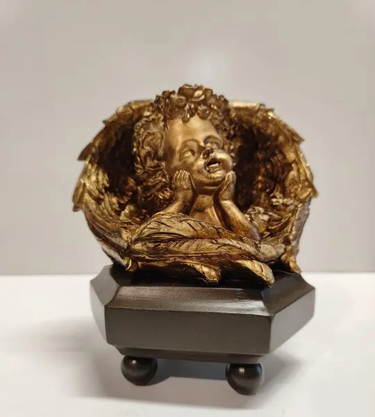 Foto de um(a) Castiçal Anjo em Resina Italiana e Imbuia, Década de 1990, da categoria de Castiçais. Castiçal de anjo com asas em resina italiana com pátina ouro envelhecida e base sextavada em imbuia, década de 1990. *não... Mostrado de uma perspectiva diferente. Vendido no marketplace Trésors.