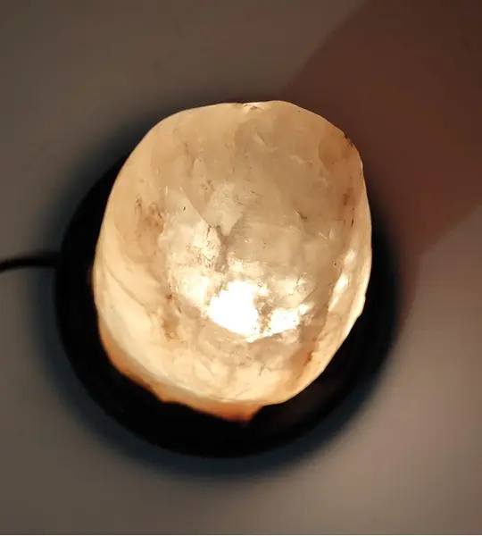 Foto de um(a) Luminária Terapêutica de Sal Rosa do Himalaia, da categoria de Abajures. Luminária terapêutica de sal rosa do himalaia. Com lâmpada 15 e luz quente. A: 20 cm / Diâmetro: 7,5 cm / Diâmetro da base:... Mostrado de uma perspectiva diferente. Vendido no marketplace Trésors.