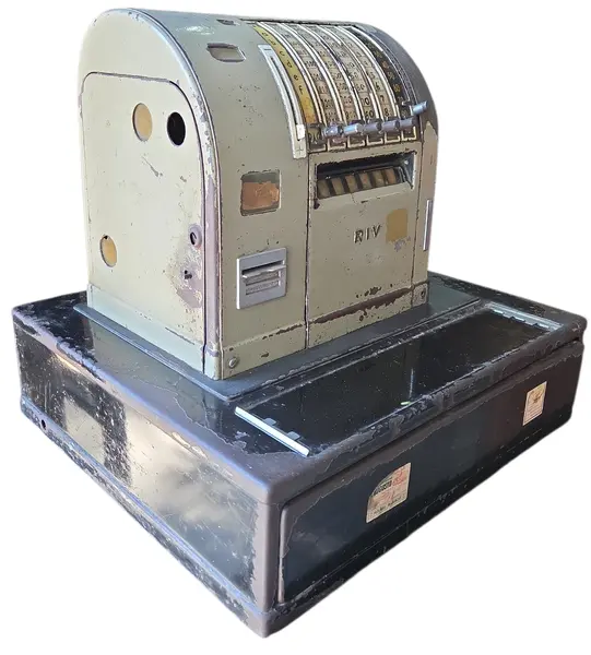 Foto de um(a) Caixa Registradora Antiga RIV – Relíquia Vintage Industrial Decorativa, da categoria de Outros colecionáveis. Adicione um toque autêntico de história ao seu ambiente com esta caixa registradora original da marca RIV. Com seu design... Mostrado de uma perspectiva diferente. Vendido no marketplace Trésors.