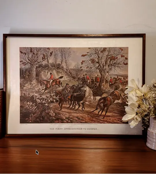 Foto de um(a) Gravura com Moldura em Jacaranda - THE FIRST INTRODUCTION TO HOUNDS. Gravura by J.Harris Pintado by H. Alken., da categoria de Desenhos. Este quadro é um verdadeiro encontro entre arte, história e matéria-prima nobre. A cena retrata uma tradicional caçada a... Mostrado de uma perspectiva diferente. Vendido no marketplace Trésors.
