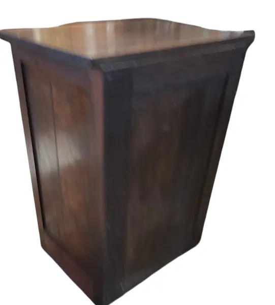 Foto de um(a) Arquivo Xerife Centenário em Imbuia Maciça, da categoria de Arquivos e Gaveteiros. Apresentamos uma peça histórica de imponente presença: um Arquivo Xerife original do início do século XX. Construído... Mostrado de uma perspectiva diferente. Vendido no marketplace Trésors.