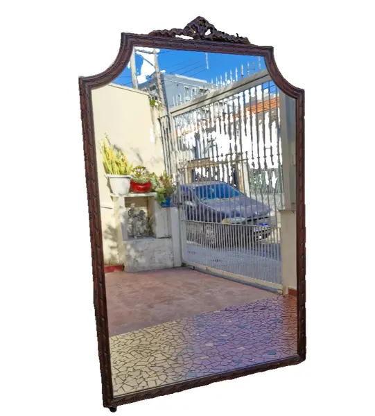 Foto de um(a) Grandioso Espelho Clássico com moldura em madeira entalhada, da categoria de Espelhos. Grandioso e Belisimo Espelho clássico, apresenta uma bela moldura em madeira entalhada com um topo ornamentado.Este é um... Vendido no marketplace Trésors.