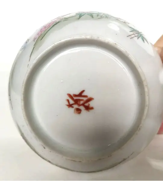 Foto de um(a) Cremeira Japonesa Anos 70, da categoria de Cremeiras. Cremeira em casca de ovo com policromia característica japonesa, década de 1970 com inscrição do fabricante. A: 8,6 cm... Mostrado de uma perspectiva diferente. Vendido no marketplace Trésors.