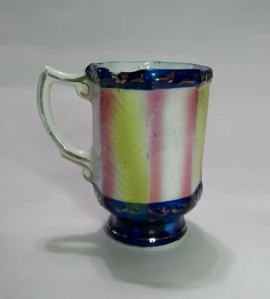 Foto de um(a) Caneca em Porcelana Isabelina Policromada, da categoria de Canecas. Caneca em porcelana isabelina policromada, com defeito de fábrica na borda. A: 9m / Diâmetro: 6cm peso: 168g. Mostrado de uma perspectiva diferente. Vendido no marketplace Trésors.