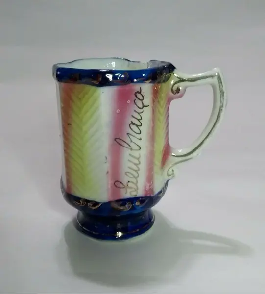 Foto de um(a) Caneca em Porcelana Isabelina Policromada, da categoria de Canecas. Caneca em porcelana isabelina policromada, com defeito de fábrica na borda. A: 9m / Diâmetro: 6cm peso: 168g. Mostrado de uma perspectiva diferente. Vendido no marketplace Trésors.