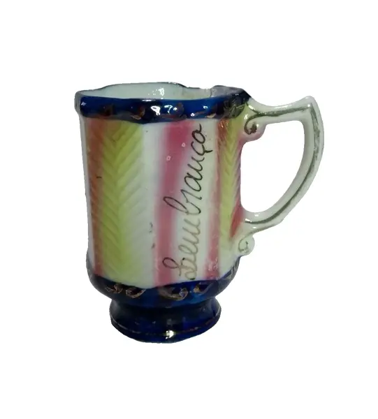 Foto de um(a) Caneca em Porcelana Isabelina Policromada, da categoria de Canecas. Caneca em porcelana isabelina policromada, com defeito de fábrica na borda. A: 9m / Diâmetro: 6cm peso: 168g. Vendido no marketplace Trésors.