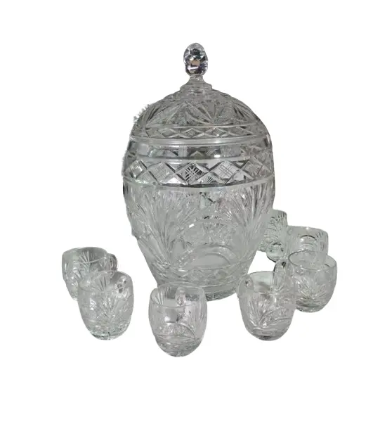 Foto de um(a) Poncheira em cristal lapidado com 12 canecos, da categoria de Outros utensílios para servir. Poncheira em cristal ricamente lapidado com 12 canecos. Peças em perfeito estado. Não possui concha. Mede:A (sem tampa)... Vendido no marketplace Trésors.